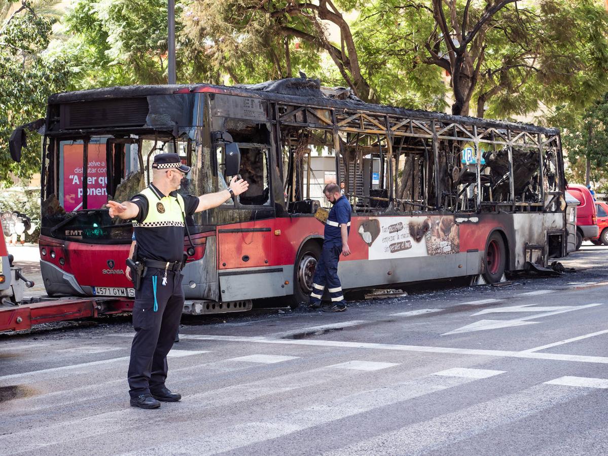 Fotos: Así ha quedado el autobús incendiado en Blasco Ibáñez