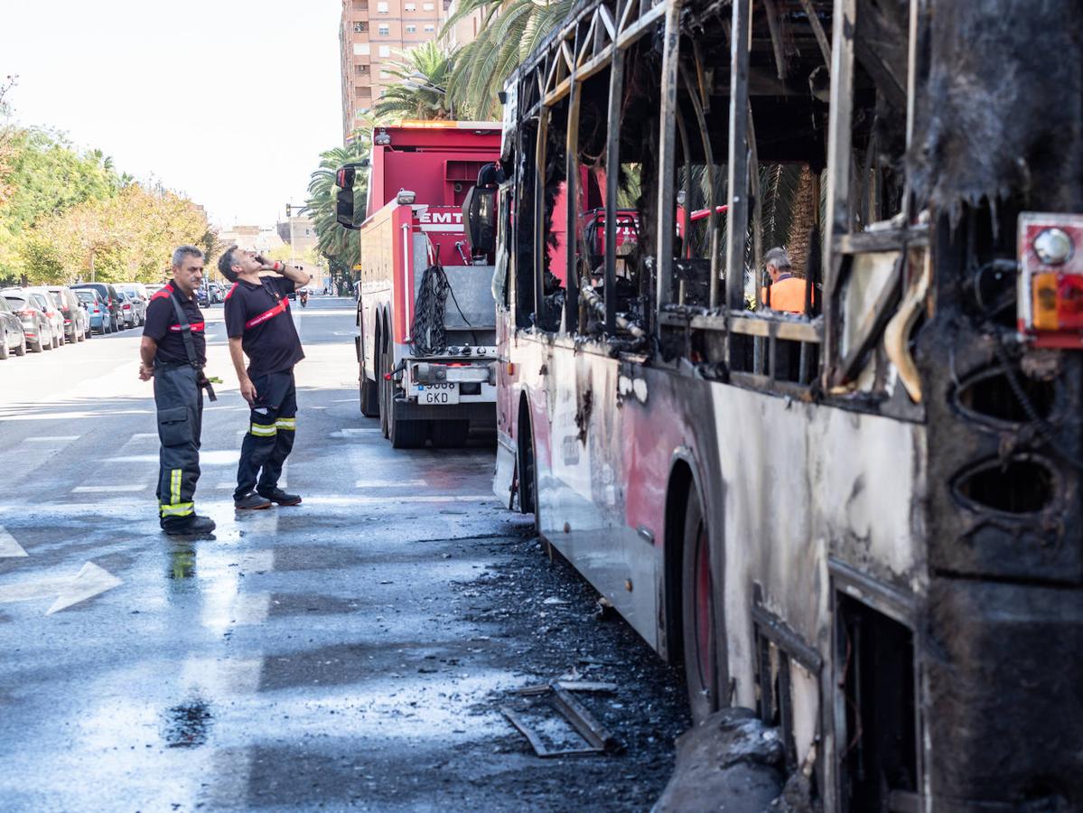 Fotos: Así ha quedado el autobús incendiado en Blasco Ibáñez