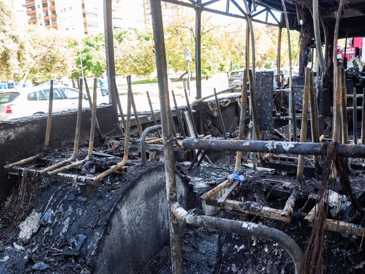 Fotos: Así ha quedado el autobús incendiado en Blasco Ibáñez