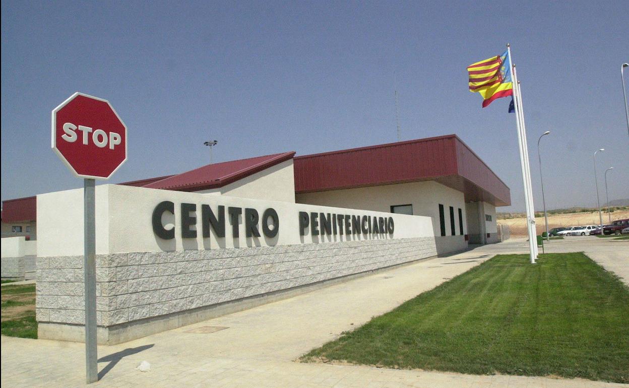 Entrada al centro penitenciario Alicante II, en Villena.