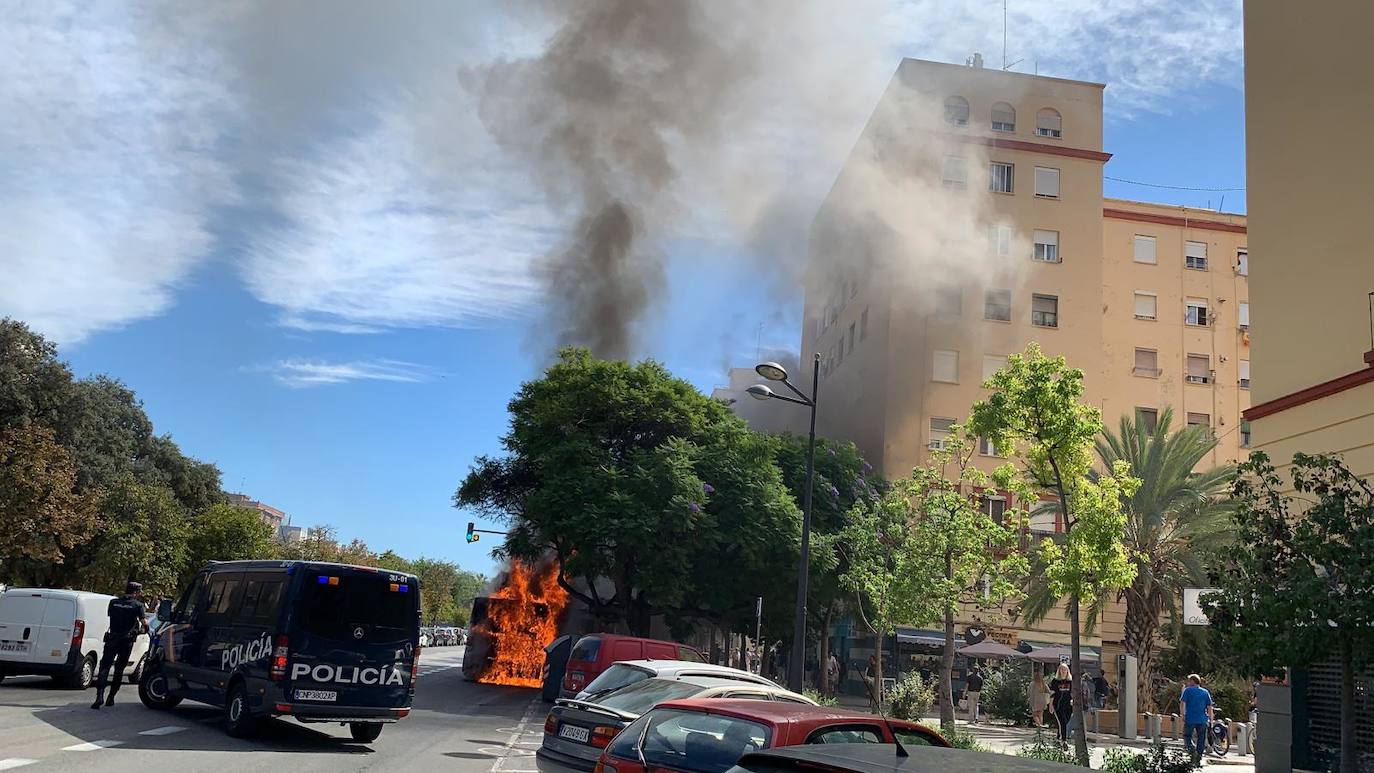 Arde un autobús de la EMT en Blasco Ibáñez