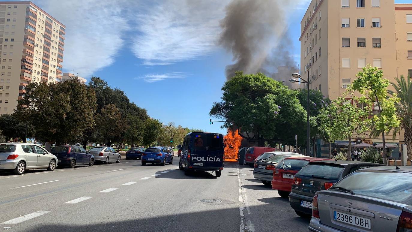 Arde un autobús de la EMT en Blasco Ibáñez