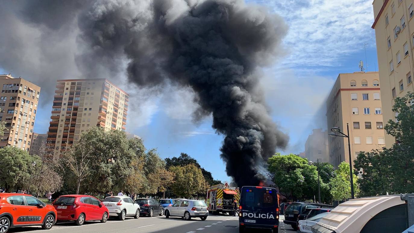 Arde un autobús de la EMT en Blasco Ibáñez