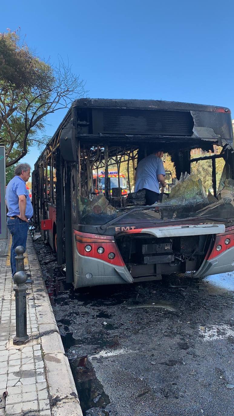 Arde un autobús de la EMT en Blasco Ibáñez