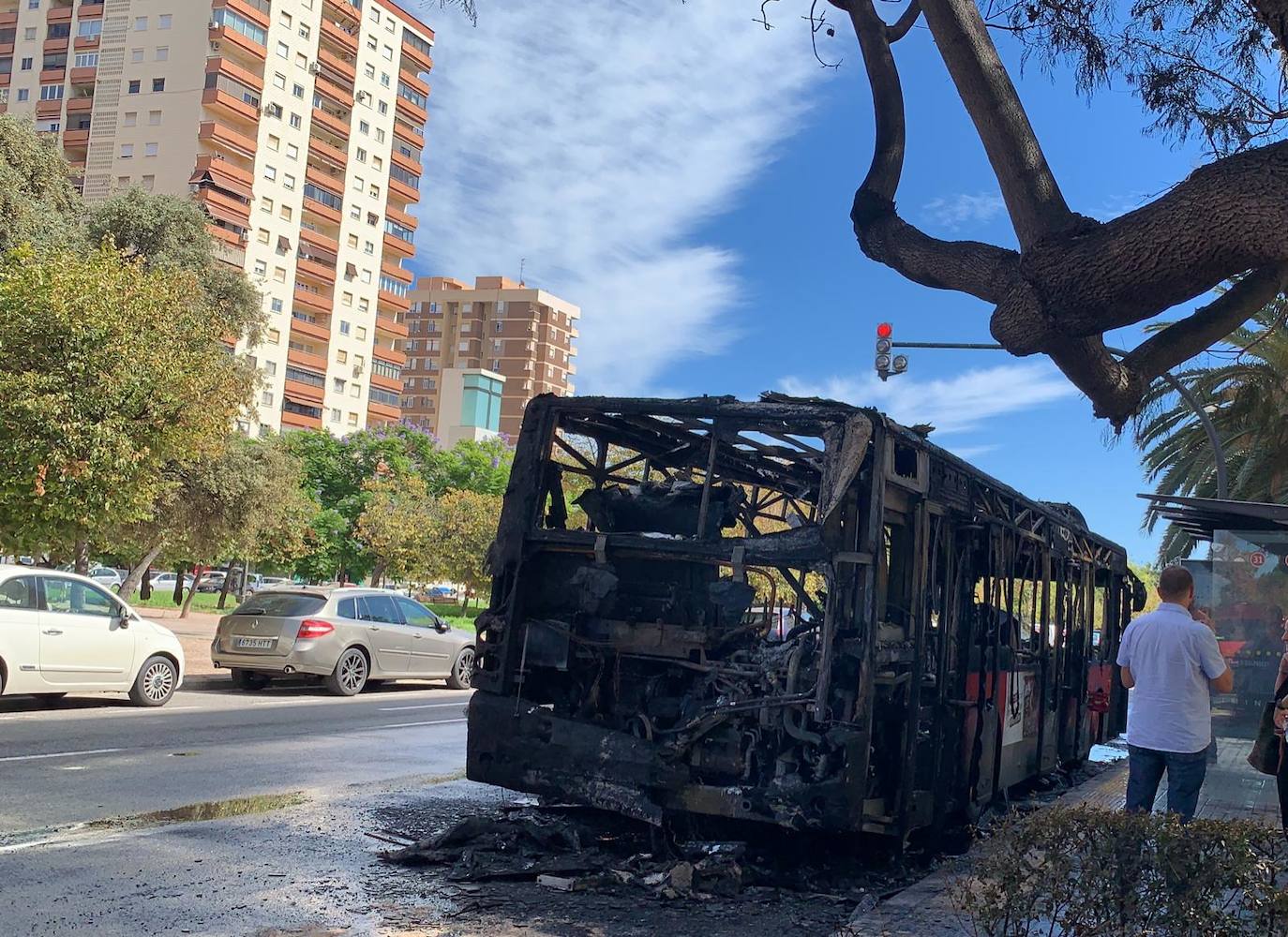 Arde un autobús de la EMT en Blasco Ibáñez