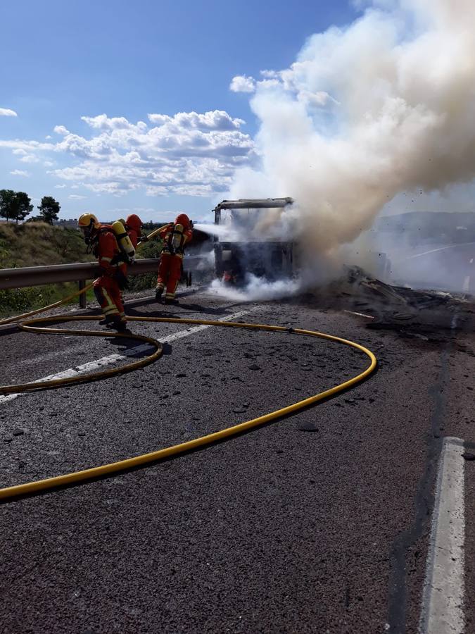 Bomberos del Consorcio Provincial de Valencia, apagan el fuego del camión incendiado.