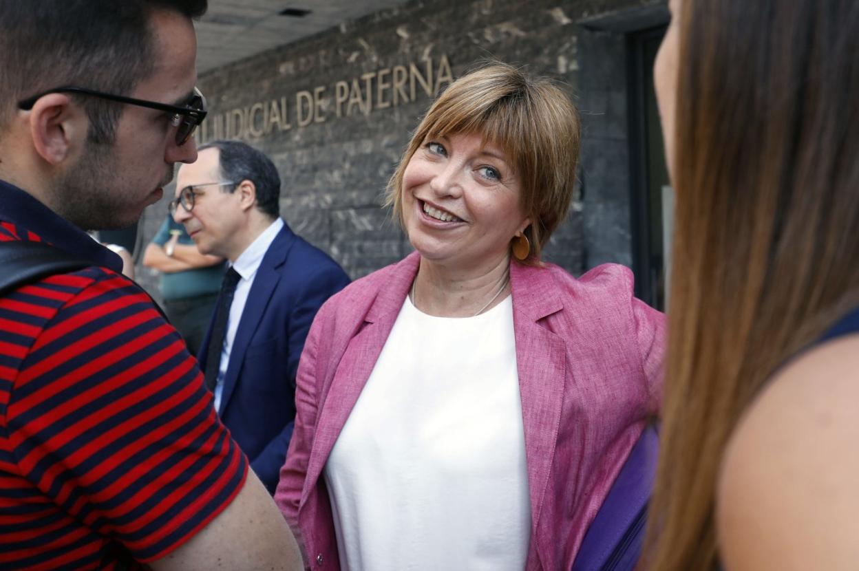 La directora de À Punt, Empar Marco, y al fondo el presidente del consejo rector, Enrique Soriano. 