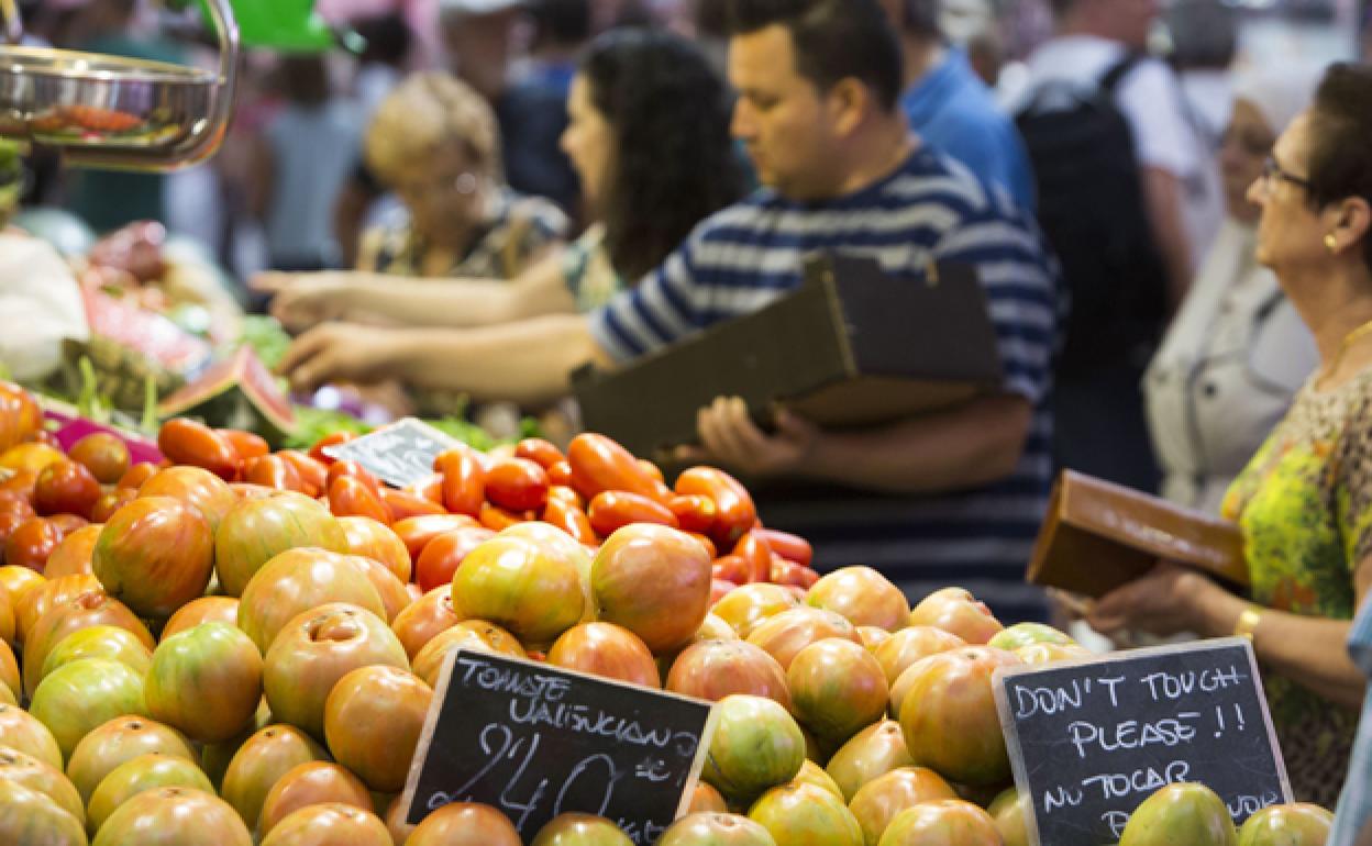Una parada de frutas y verduras en el Mercado Central de Valencia.