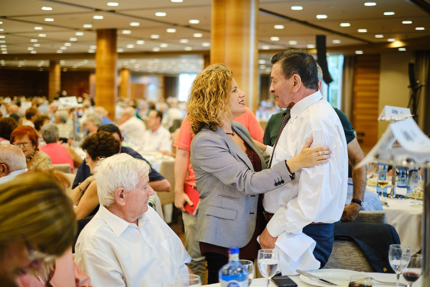 252 parejas han celebrado este año en Valencia sus bodas de oro. Las parejas asociadas a los Centros Municipales de Actividades para personas mayores pudieran festejar sus años de casados el miércoles en el Gran Salón Recatí del Hotel Sorolla Palace. Más de 500 personas asistieron al evento organizado por la Concejalía de Envejecimiento Activo.