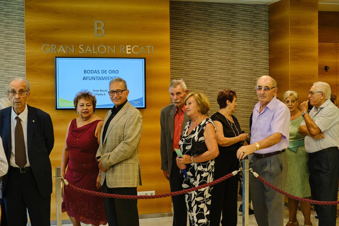 252 parejas han celebrado este año en Valencia sus bodas de oro. Las parejas asociadas a los Centros Municipales de Actividades para personas mayores pudieran festejar sus años de casados el miércoles en el Gran Salón Recatí del Hotel Sorolla Palace. Más de 500 personas asistieron al evento organizado por la Concejalía de Envejecimiento Activo.