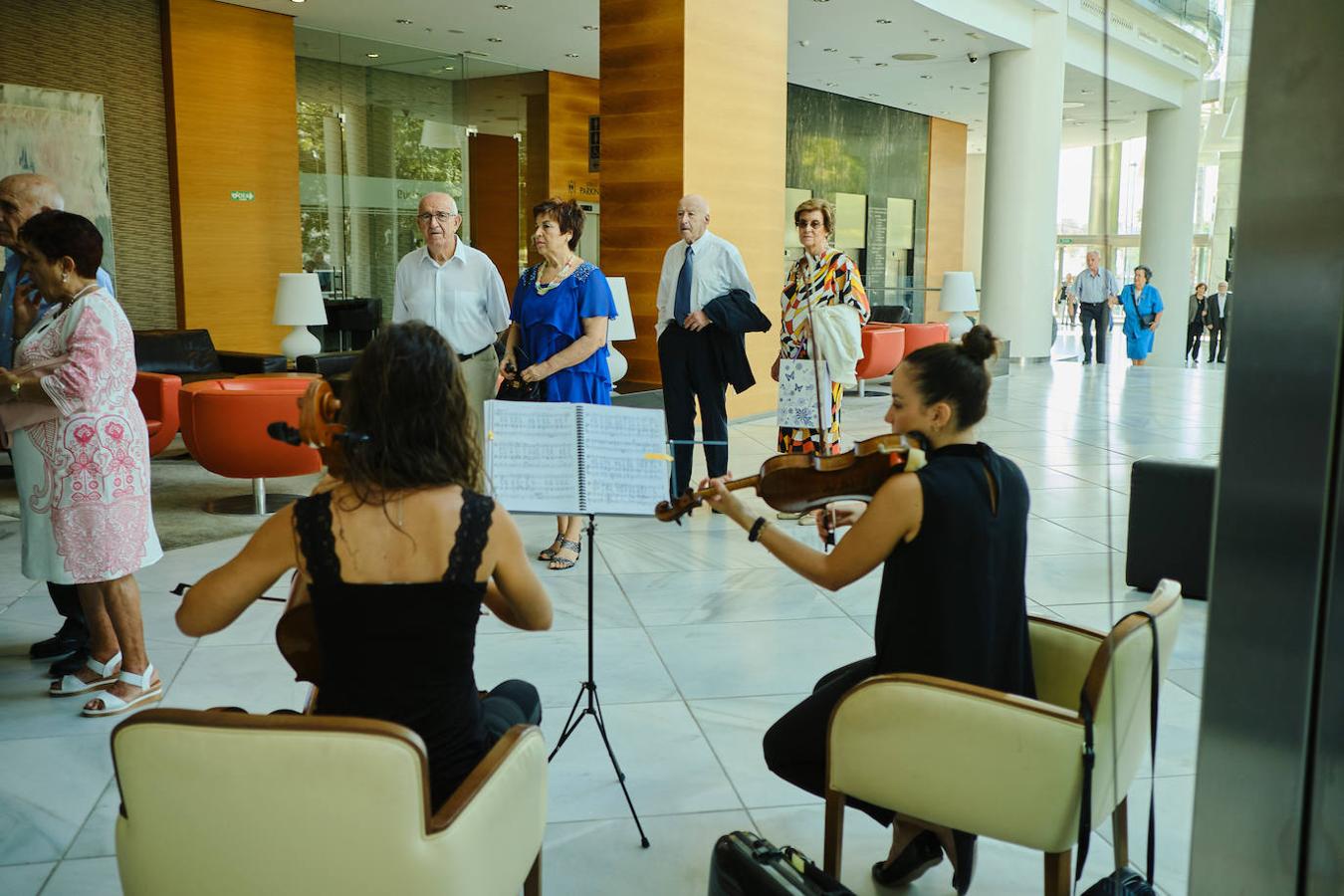 252 parejas han celebrado este año en Valencia sus bodas de oro. Las parejas asociadas a los Centros Municipales de Actividades para personas mayores pudieran festejar sus años de casados el miércoles en el Gran Salón Recatí del Hotel Sorolla Palace. Más de 500 personas asistieron al evento organizado por la Concejalía de Envejecimiento Activo.