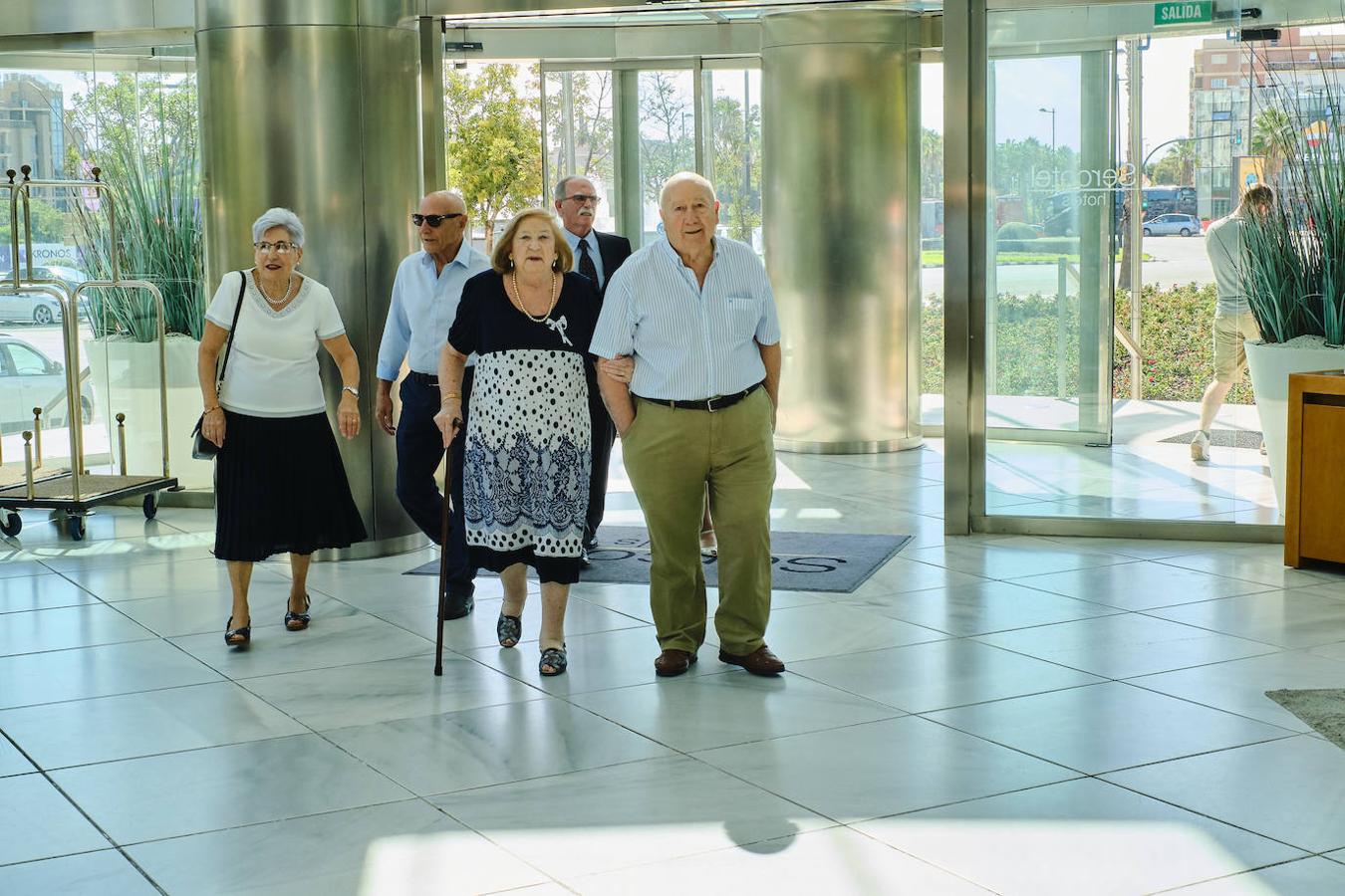 252 parejas han celebrado este año en Valencia sus bodas de oro. Las parejas asociadas a los Centros Municipales de Actividades para personas mayores pudieran festejar sus años de casados el miércoles en el Gran Salón Recatí del Hotel Sorolla Palace. Más de 500 personas asistieron al evento organizado por la Concejalía de Envejecimiento Activo.