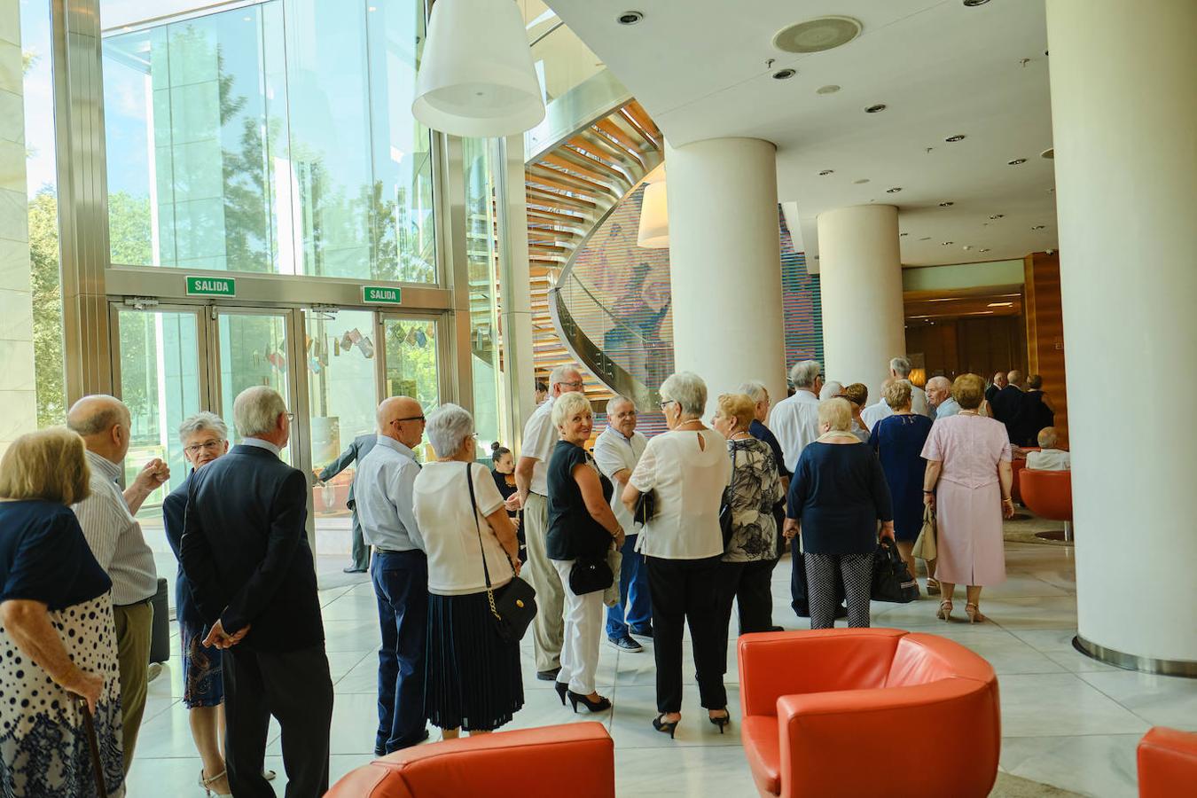 252 parejas han celebrado este año en Valencia sus bodas de oro. Las parejas asociadas a los Centros Municipales de Actividades para personas mayores pudieran festejar sus años de casados el miércoles en el Gran Salón Recatí del Hotel Sorolla Palace. Más de 500 personas asistieron al evento organizado por la Concejalía de Envejecimiento Activo.