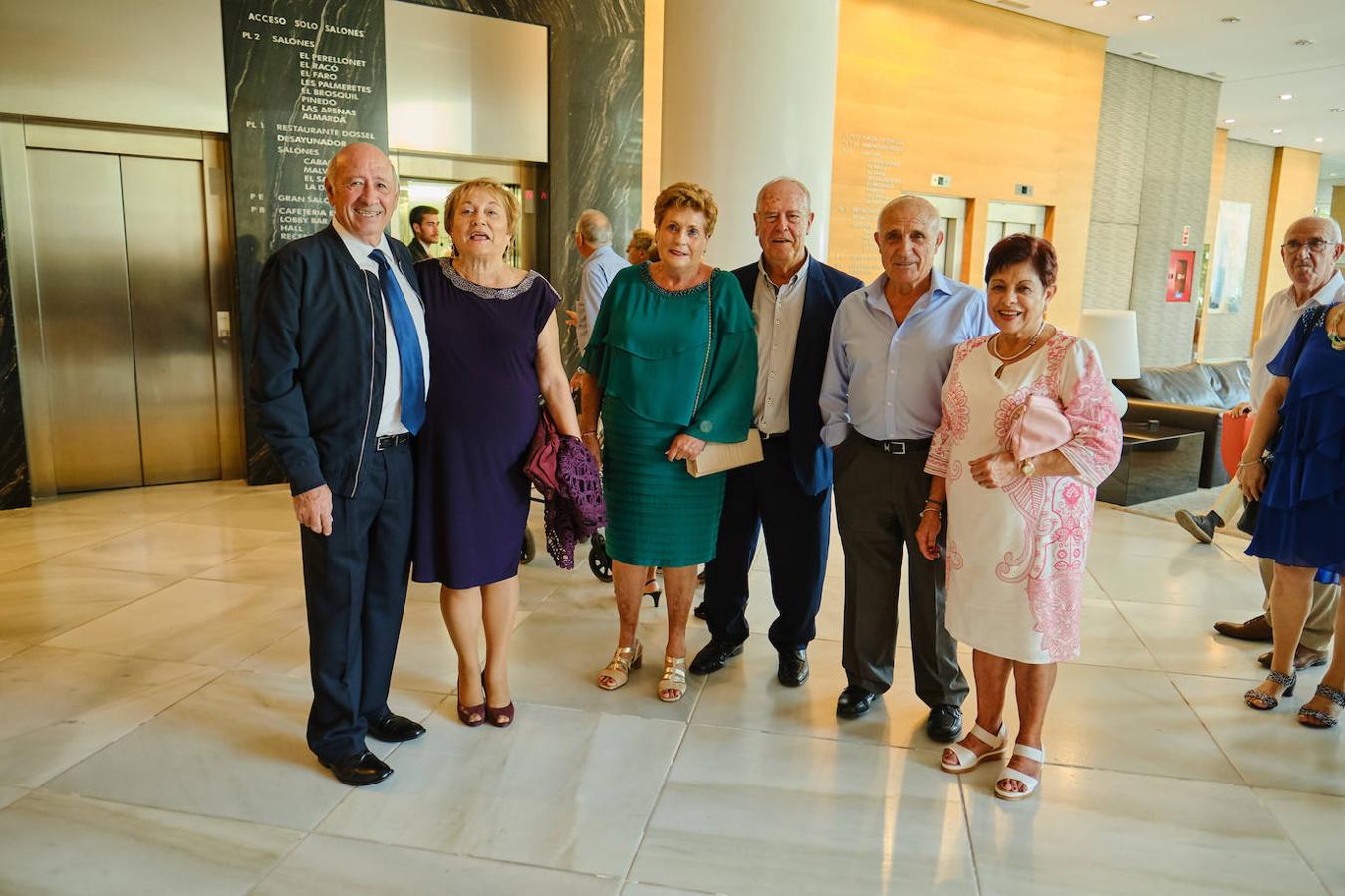 252 parejas han celebrado este año en Valencia sus bodas de oro. Las parejas asociadas a los Centros Municipales de Actividades para personas mayores pudieran festejar sus años de casados el miércoles en el Gran Salón Recatí del Hotel Sorolla Palace. Más de 500 personas asistieron al evento organizado por la Concejalía de Envejecimiento Activo.