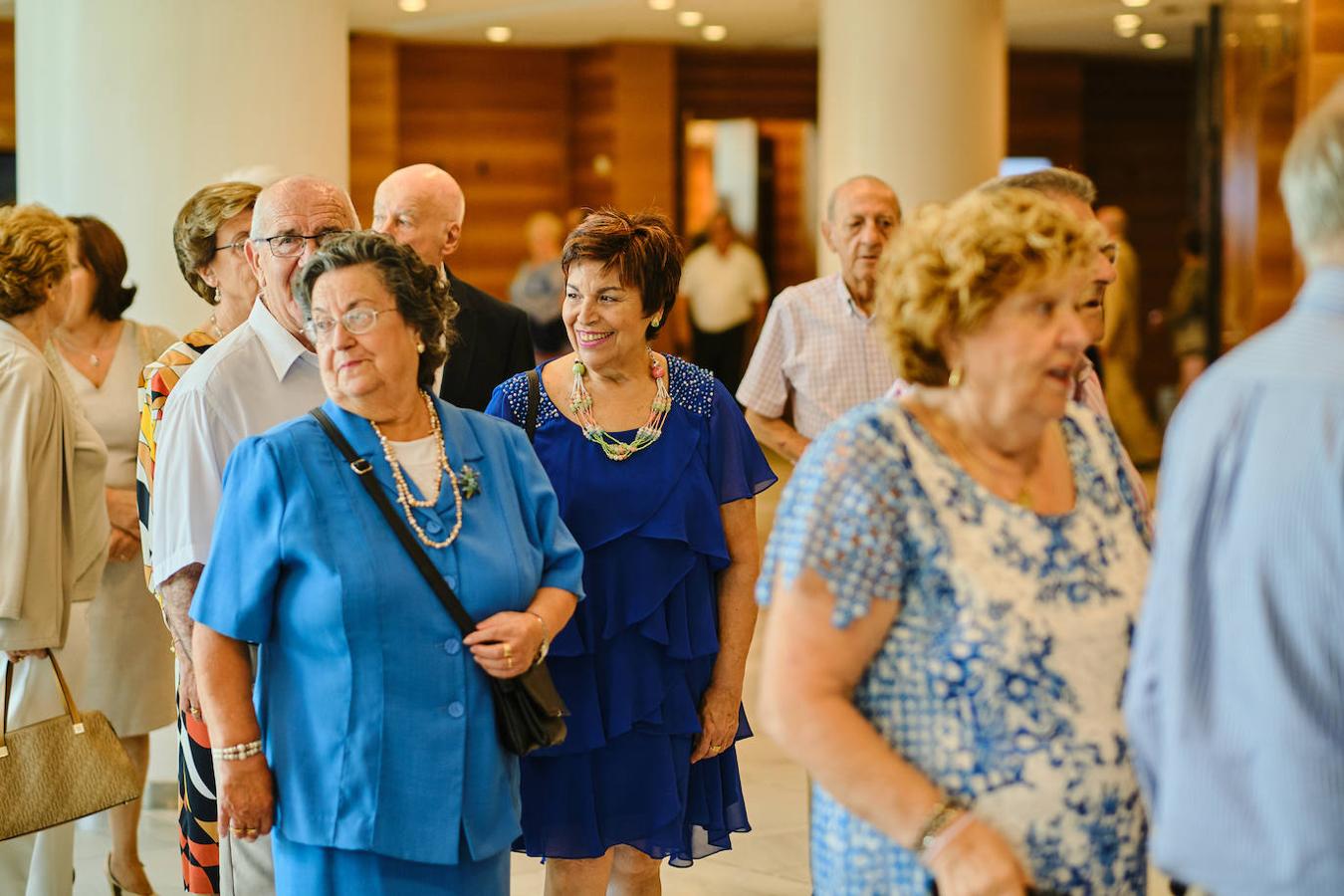 252 parejas han celebrado este año en Valencia sus bodas de oro. Las parejas asociadas a los Centros Municipales de Actividades para personas mayores pudieran festejar sus años de casados el miércoles en el Gran Salón Recatí del Hotel Sorolla Palace. Más de 500 personas asistieron al evento organizado por la Concejalía de Envejecimiento Activo.