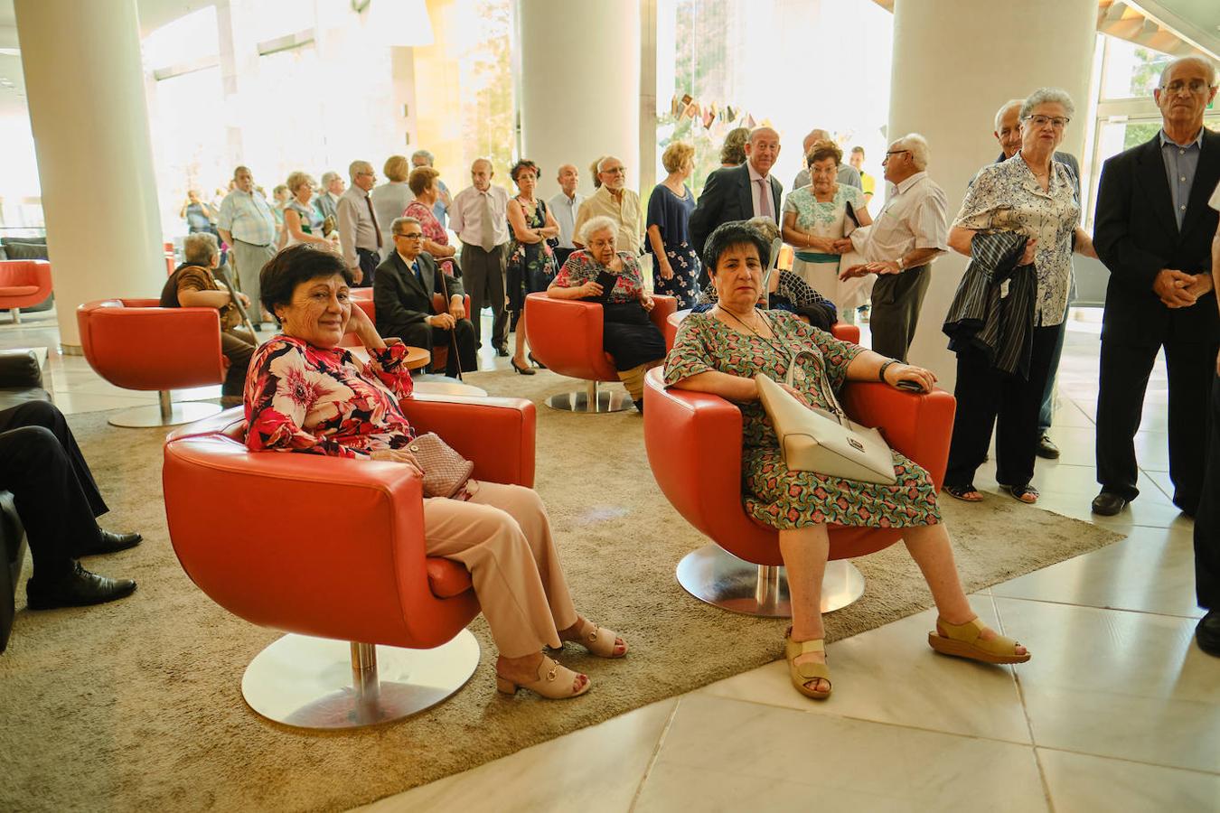 252 parejas han celebrado este año en Valencia sus bodas de oro. Las parejas asociadas a los Centros Municipales de Actividades para personas mayores pudieran festejar sus años de casados el miércoles en el Gran Salón Recatí del Hotel Sorolla Palace. Más de 500 personas asistieron al evento organizado por la Concejalía de Envejecimiento Activo.