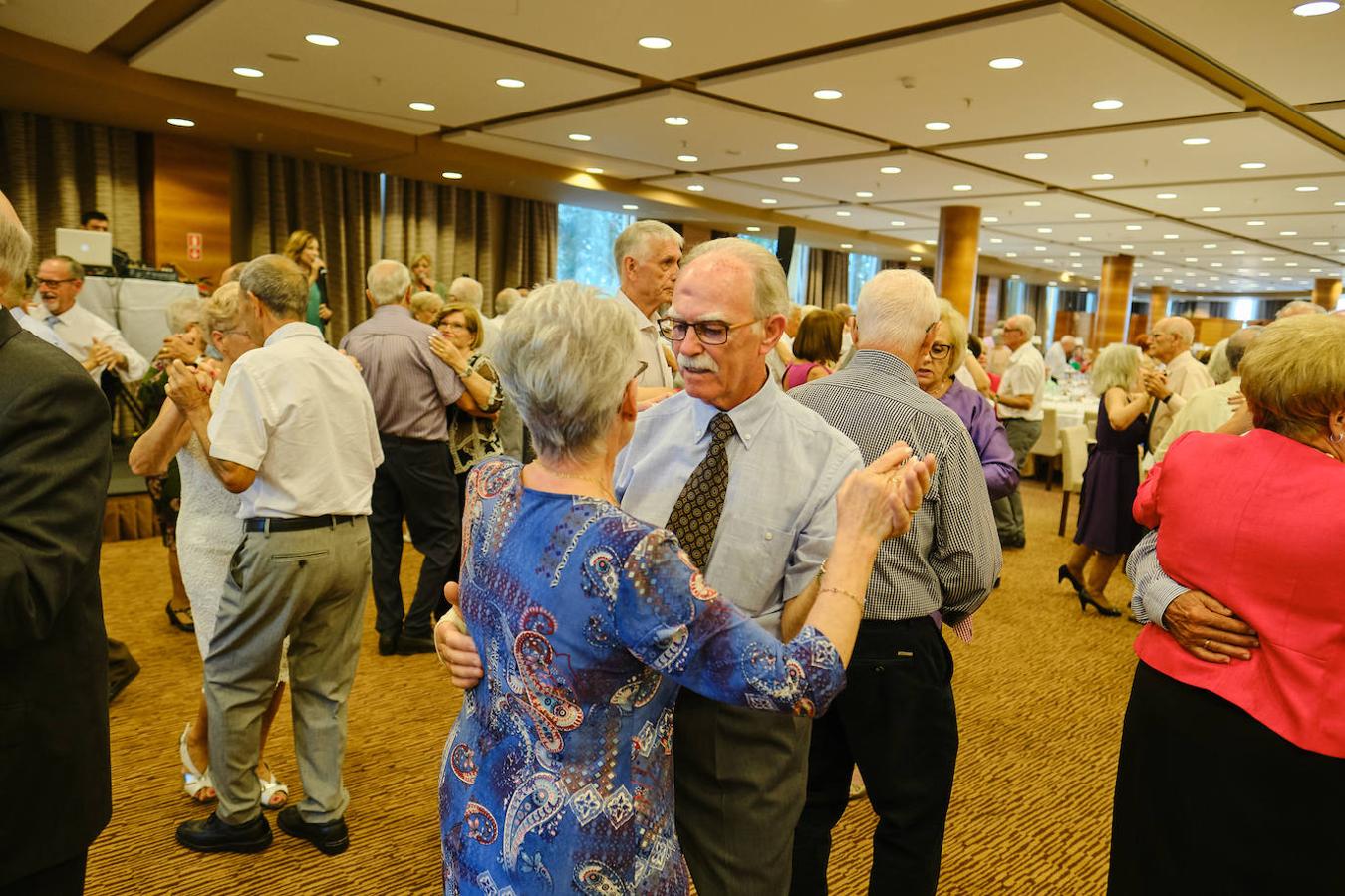 252 parejas han celebrado este año en Valencia sus bodas de oro. Las parejas asociadas a los Centros Municipales de Actividades para personas mayores pudieran festejar sus años de casados el miércoles en el Gran Salón Recatí del Hotel Sorolla Palace. Más de 500 personas asistieron al evento organizado por la Concejalía de Envejecimiento Activo.