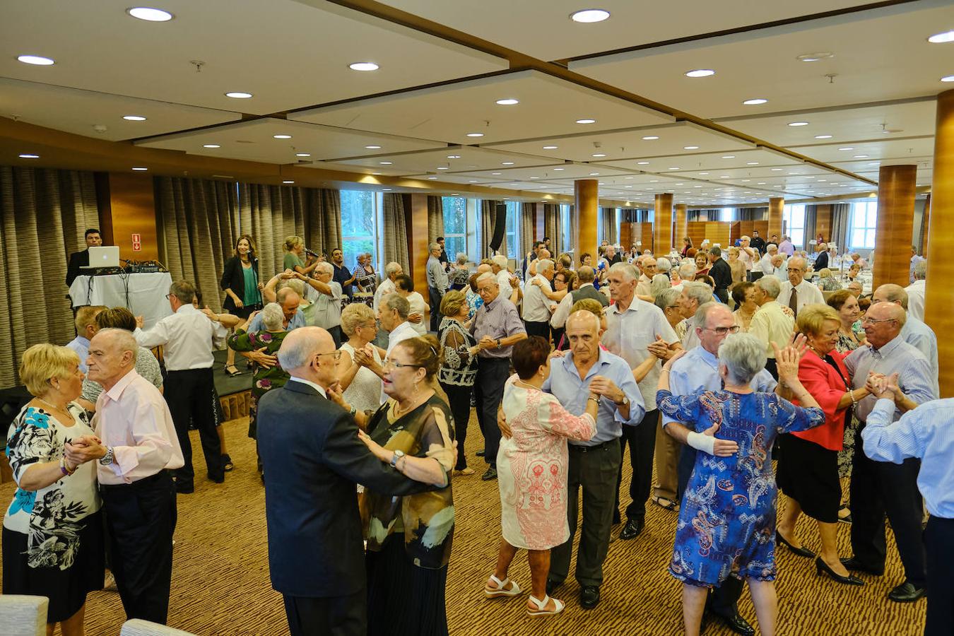 252 parejas han celebrado este año en Valencia sus bodas de oro. Las parejas asociadas a los Centros Municipales de Actividades para personas mayores pudieran festejar sus años de casados el miércoles en el Gran Salón Recatí del Hotel Sorolla Palace. Más de 500 personas asistieron al evento organizado por la Concejalía de Envejecimiento Activo.