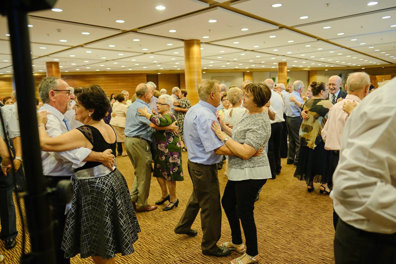 252 parejas han celebrado este año en Valencia sus bodas de oro. Las parejas asociadas a los Centros Municipales de Actividades para personas mayores pudieran festejar sus años de casados el miércoles en el Gran Salón Recatí del Hotel Sorolla Palace. Más de 500 personas asistieron al evento organizado por la Concejalía de Envejecimiento Activo.