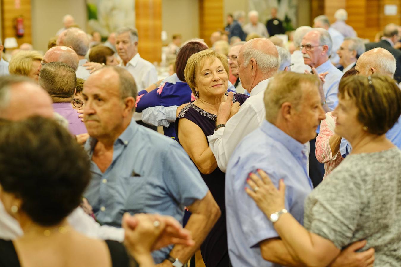 252 parejas han celebrado este año en Valencia sus bodas de oro. Las parejas asociadas a los Centros Municipales de Actividades para personas mayores pudieran festejar sus años de casados el miércoles en el Gran Salón Recatí del Hotel Sorolla Palace. Más de 500 personas asistieron al evento organizado por la Concejalía de Envejecimiento Activo.