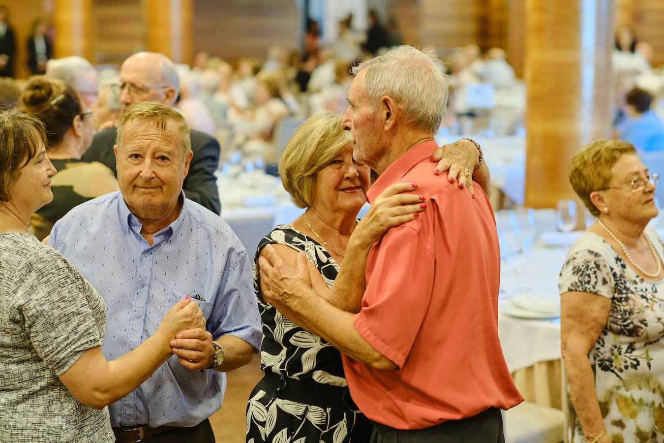 252 parejas han celebrado este año en Valencia sus bodas de oro. Las parejas asociadas a los Centros Municipales de Actividades para personas mayores pudieran festejar sus años de casados el miércoles en el Gran Salón Recatí del Hotel Sorolla Palace. Más de 500 personas asistieron al evento organizado por la Concejalía de Envejecimiento Activo.