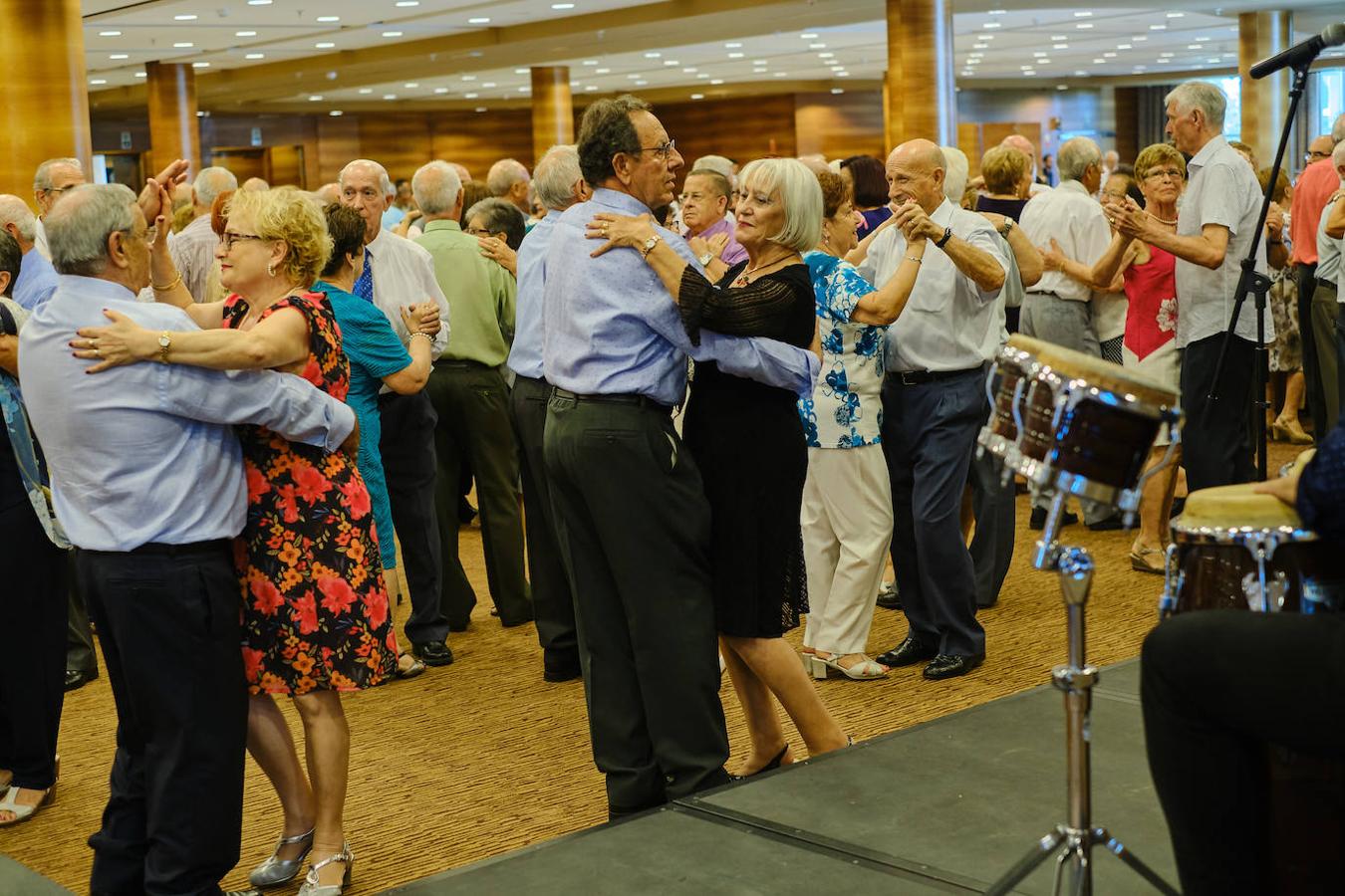 252 parejas han celebrado este año en Valencia sus bodas de oro. Las parejas asociadas a los Centros Municipales de Actividades para personas mayores pudieran festejar sus años de casados el miércoles en el Gran Salón Recatí del Hotel Sorolla Palace. Más de 500 personas asistieron al evento organizado por la Concejalía de Envejecimiento Activo.