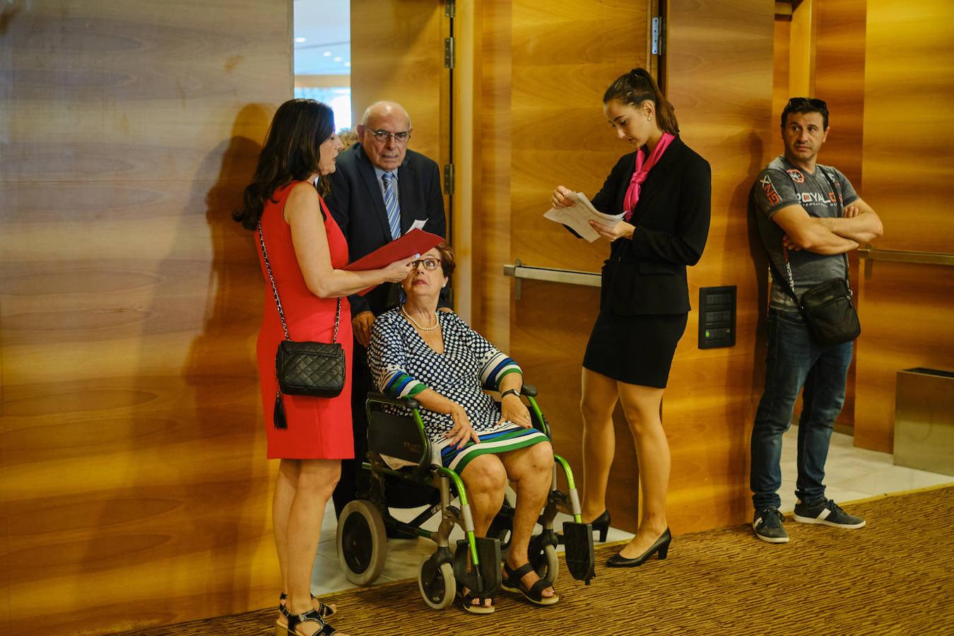 252 parejas han celebrado este año en Valencia sus bodas de oro. Las parejas asociadas a los Centros Municipales de Actividades para personas mayores pudieran festejar sus años de casados el miércoles en el Gran Salón Recatí del Hotel Sorolla Palace. Más de 500 personas asistieron al evento organizado por la Concejalía de Envejecimiento Activo.