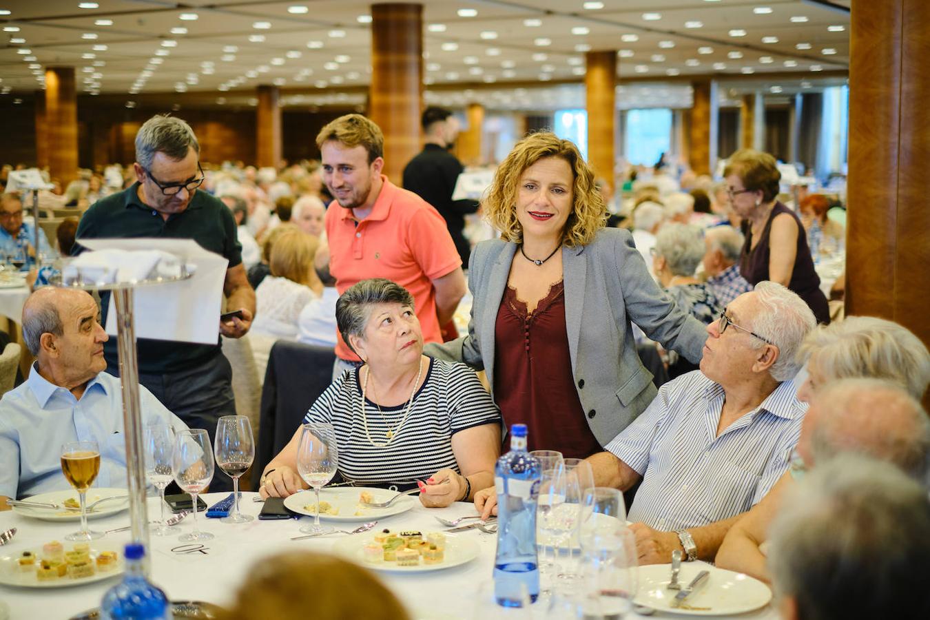 252 parejas han celebrado este año en Valencia sus bodas de oro. Las parejas asociadas a los Centros Municipales de Actividades para personas mayores pudieran festejar sus años de casados el miércoles en el Gran Salón Recatí del Hotel Sorolla Palace. Más de 500 personas asistieron al evento organizado por la Concejalía de Envejecimiento Activo.
