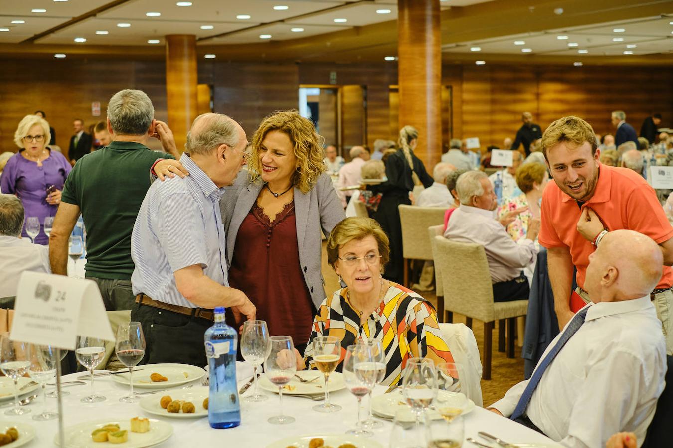 252 parejas han celebrado este año en Valencia sus bodas de oro. Las parejas asociadas a los Centros Municipales de Actividades para personas mayores pudieran festejar sus años de casados el miércoles en el Gran Salón Recatí del Hotel Sorolla Palace. Más de 500 personas asistieron al evento organizado por la Concejalía de Envejecimiento Activo.