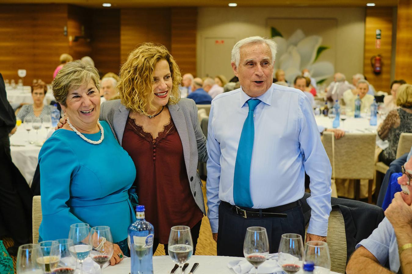 252 parejas han celebrado este año en Valencia sus bodas de oro. Las parejas asociadas a los Centros Municipales de Actividades para personas mayores pudieran festejar sus años de casados el miércoles en el Gran Salón Recatí del Hotel Sorolla Palace. Más de 500 personas asistieron al evento organizado por la Concejalía de Envejecimiento Activo.