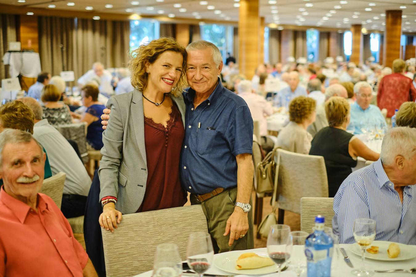 252 parejas han celebrado este año en Valencia sus bodas de oro. Las parejas asociadas a los Centros Municipales de Actividades para personas mayores pudieran festejar sus años de casados el miércoles en el Gran Salón Recatí del Hotel Sorolla Palace. Más de 500 personas asistieron al evento organizado por la Concejalía de Envejecimiento Activo.