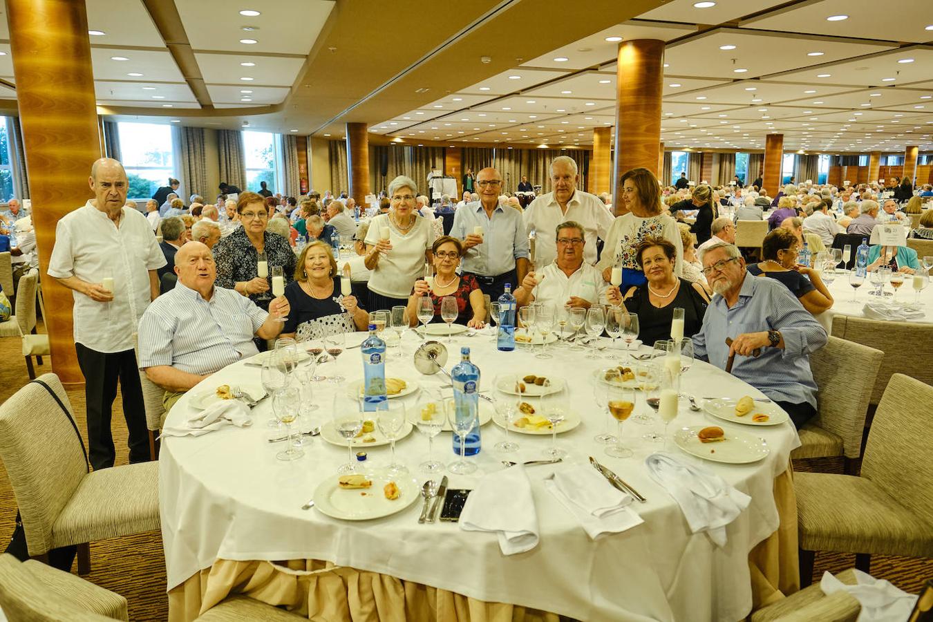 252 parejas han celebrado este año en Valencia sus bodas de oro. Las parejas asociadas a los Centros Municipales de Actividades para personas mayores pudieran festejar sus años de casados el miércoles en el Gran Salón Recatí del Hotel Sorolla Palace. Más de 500 personas asistieron al evento organizado por la Concejalía de Envejecimiento Activo.