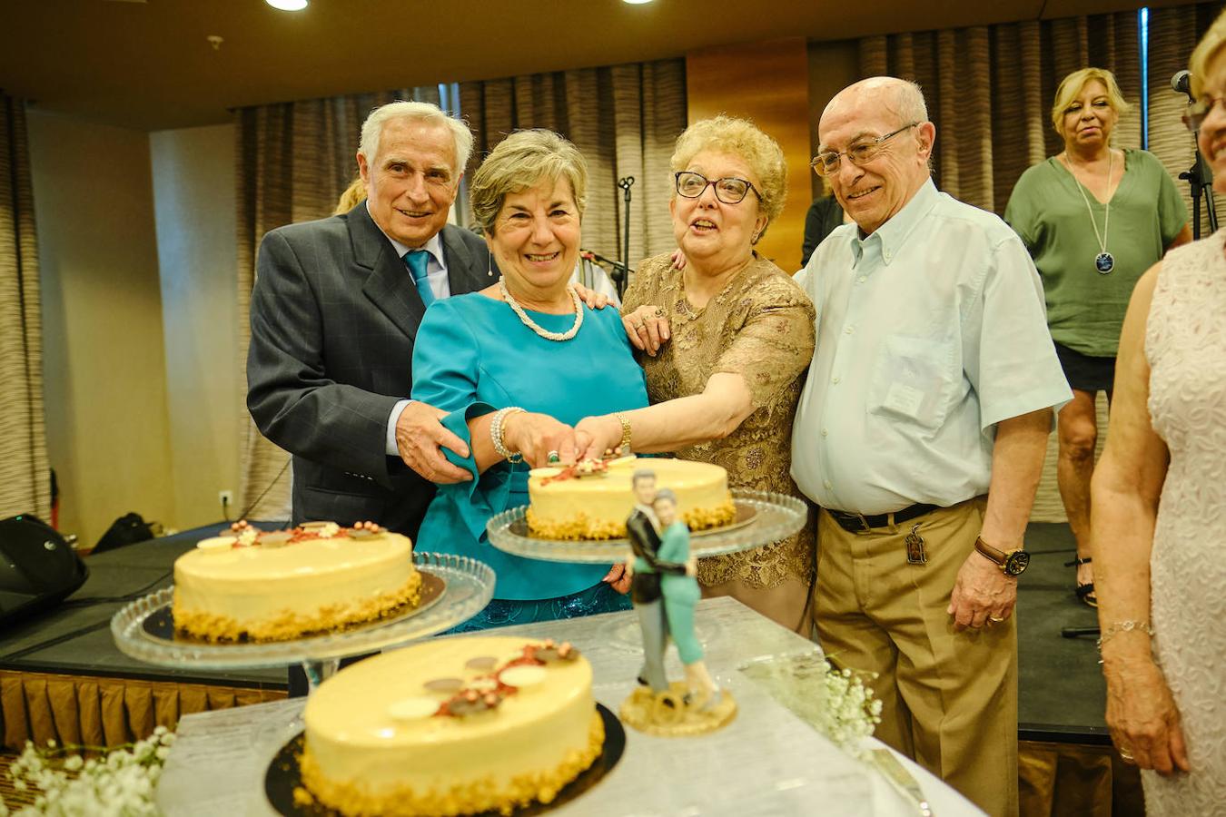 252 parejas han celebrado este año en Valencia sus bodas de oro. Las parejas asociadas a los Centros Municipales de Actividades para personas mayores pudieran festejar sus años de casados el miércoles en el Gran Salón Recatí del Hotel Sorolla Palace. Más de 500 personas asistieron al evento organizado por la Concejalía de Envejecimiento Activo.