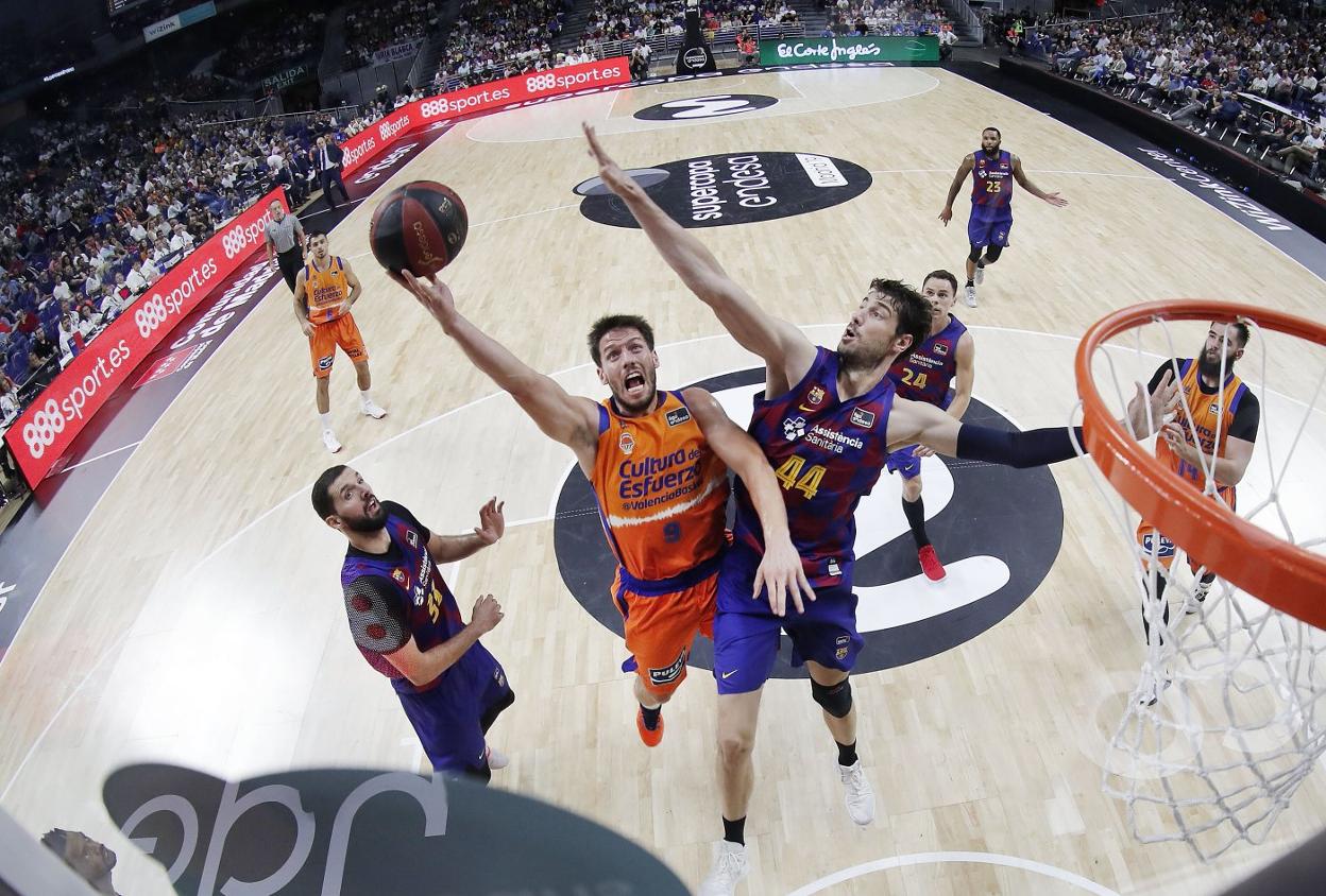 Van Rossom intenta la canasta ante la defensa de Ante Tomic en la Supercopa de Madrid. 