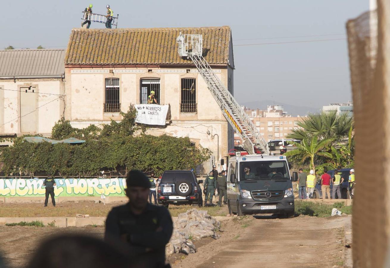 Fotos: La Guardia Civil desaloja a los acampados en la alquería del Forn de la Barraca