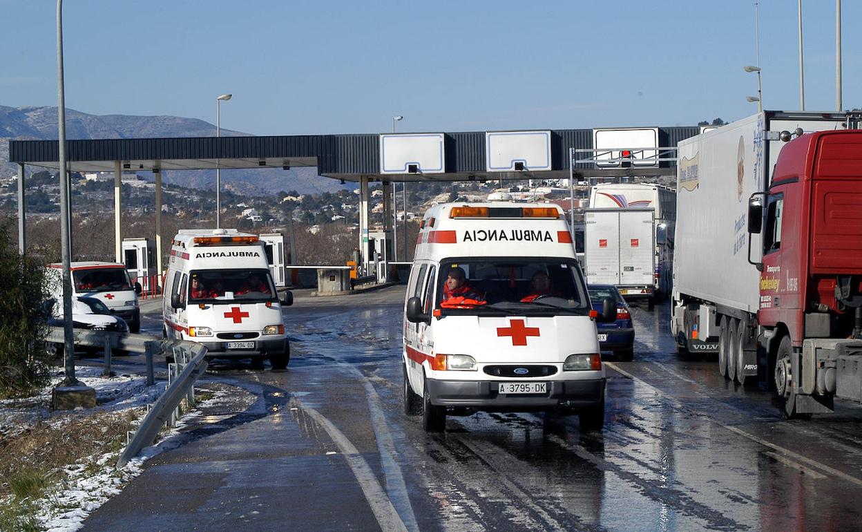 Ambulancias circulan por la AP-7, en una imagen de archivo