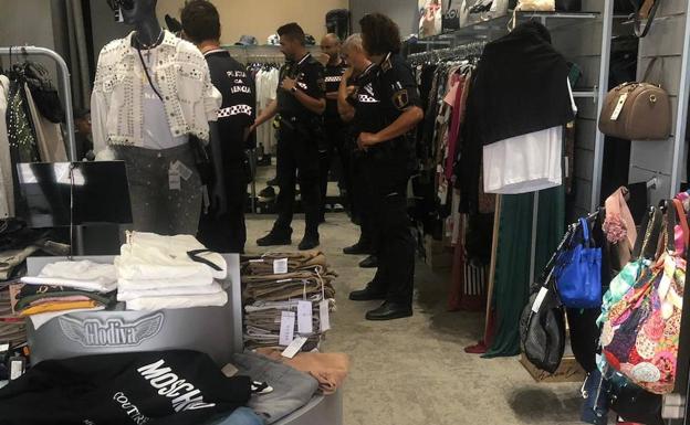 Agentes dentro de la tienda donde ha ocurrido el intento de robo. 