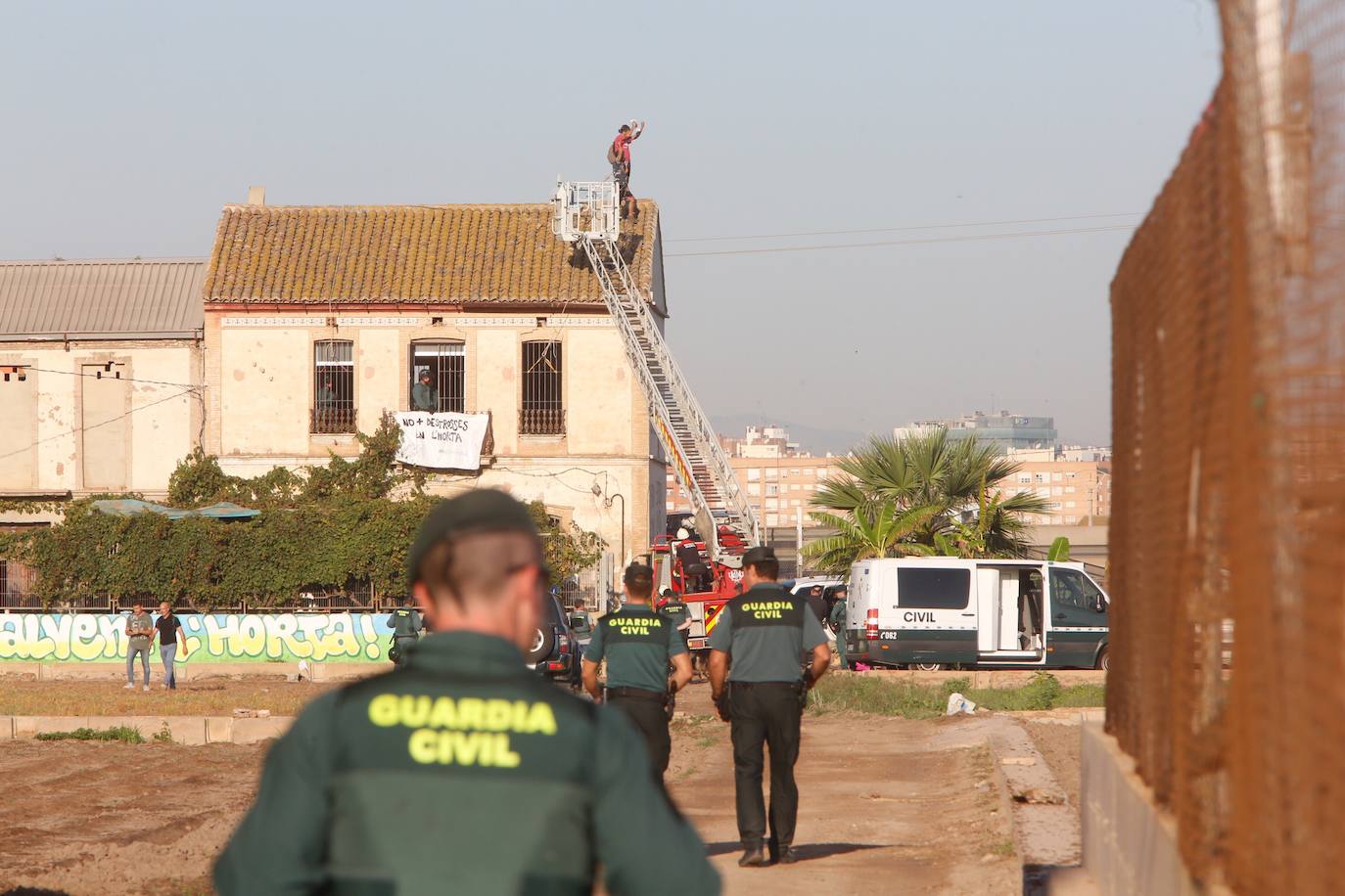 Fotos: La Guardia Civil desaloja a los acampados en la alquería del Forn de la Barraca