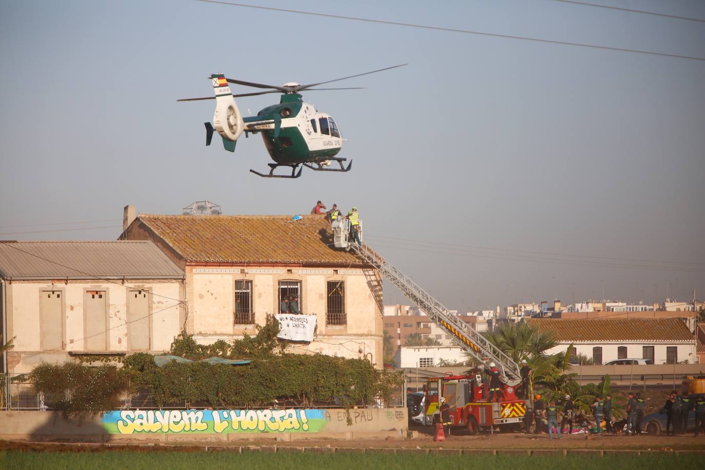 Fotos: La Guardia Civil desaloja a los acampados en la alquería del Forn de la Barraca