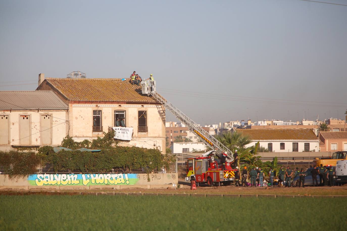 Fotos: La Guardia Civil desaloja a los acampados en la alquería del Forn de la Barraca