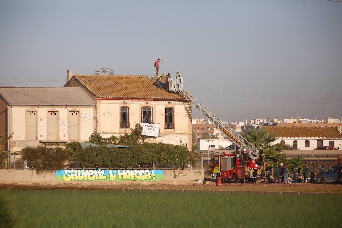 Fotos: La Guardia Civil desaloja a los acampados en la alquería del Forn de la Barraca