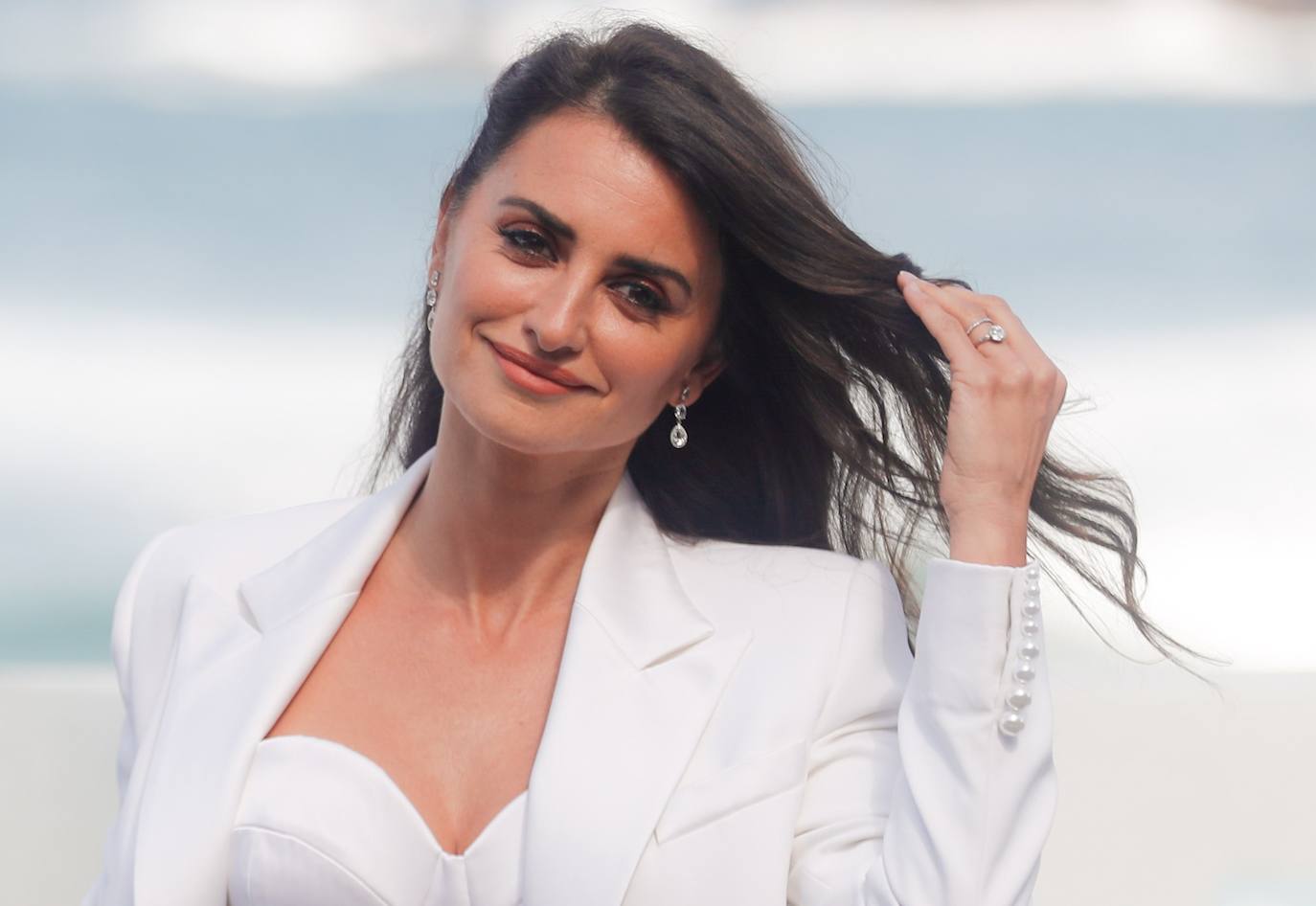 El Festival de cine de San Sebastián dedicó su jornada del viernes a homenajear a Penélope Cruz otorgándole su Premio Donostia por una carrera que la convirtió en la más internacional de las actrices españolas. El Festival de San Sebastián pone este sábado fin a su 67 edición con la entrega de la Concha de Oro, máximo galardón del certamen, así como del resto de premios con los que reconoce los mejores trabajos presentados en el festival donostiarra.