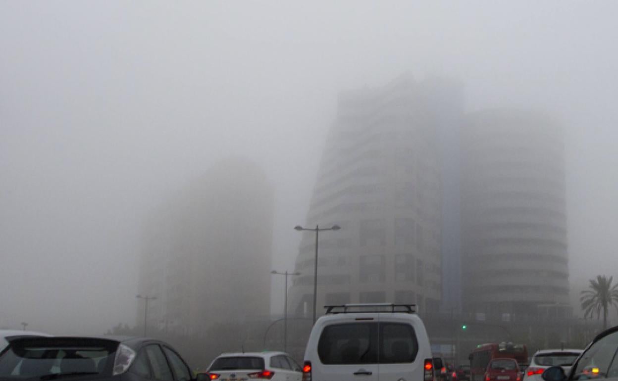 Aemet prevé algunas brumas hoy. En la imagen, niebla espesa en Valencia en febrero de 2017.