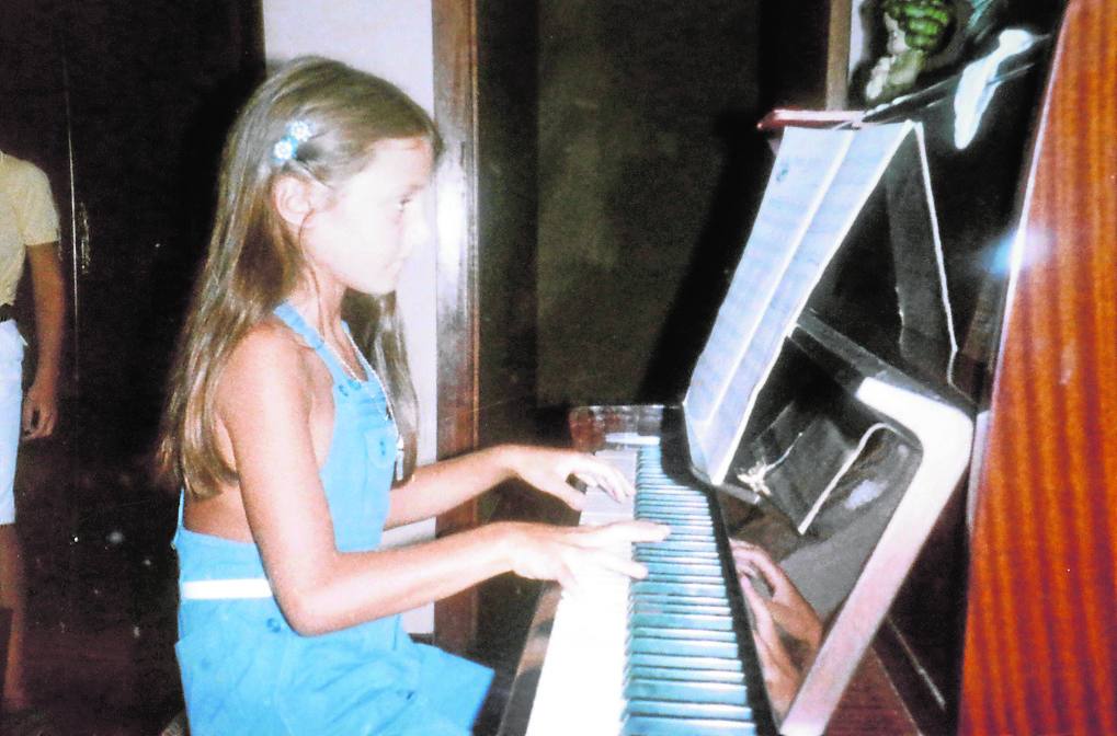 Piano . Adriana, a los siete años, tomando clase de piano.