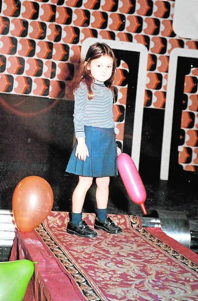 De modelo . Con cinco años hizo de modelo en un desfile de moda para una tienda a la que siempre iba cojn su madre».