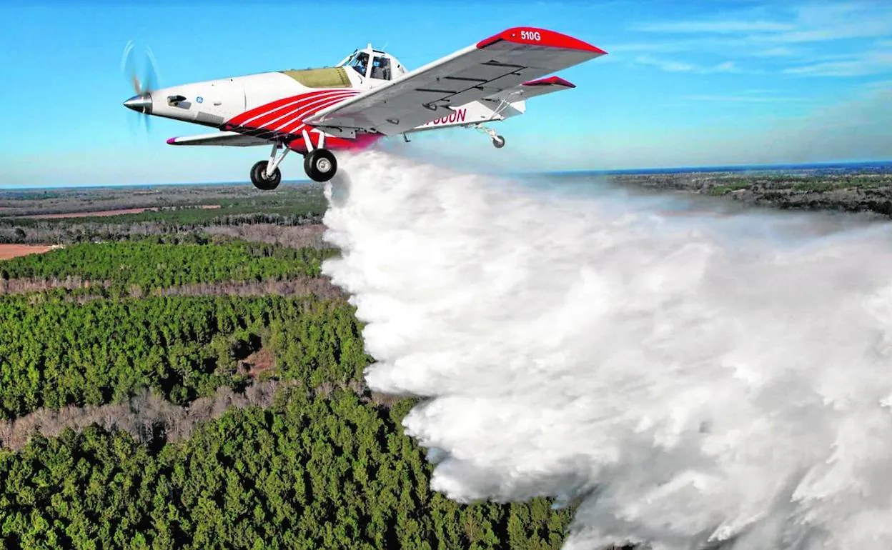 Una aeronave fabricada por la americana Thrush Aircraft, proveedora de Plysa, realiza tareas de extinción de incendios.