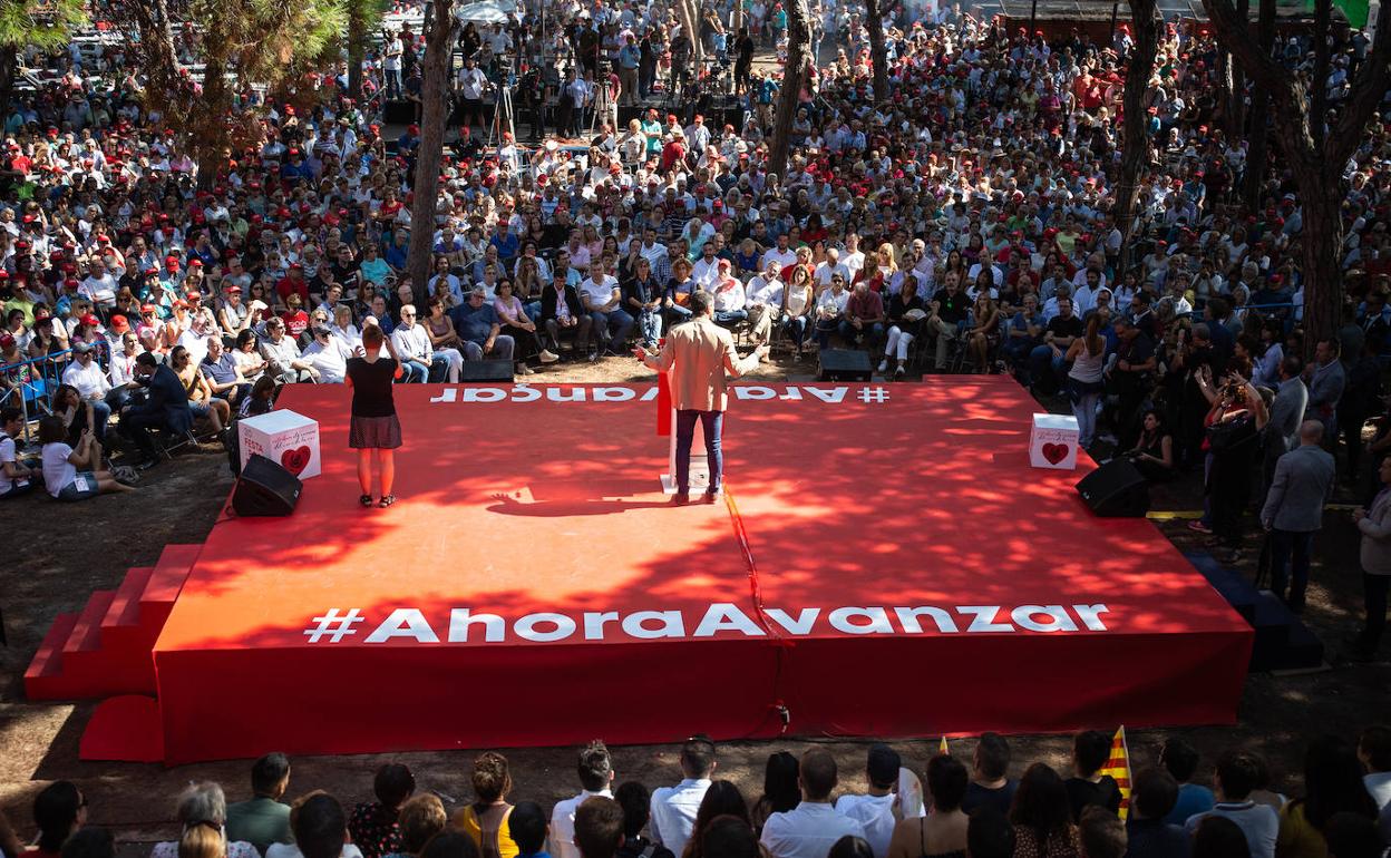 Acto político de la Fiesta de la Rosa del PSC en Gàva (Barcelona).