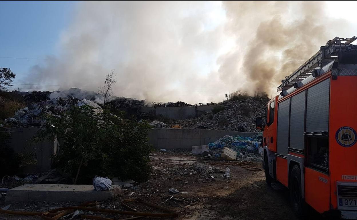 Continúa ardiendo la planta de reciclaje clausurada de Torrent