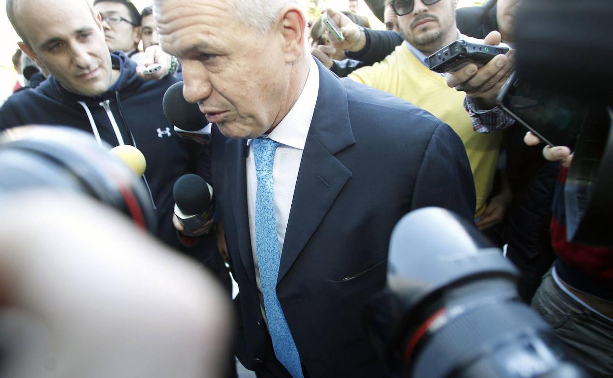 Javier Aguirre, entrando en la Ciudad de la Justicia de Valencia. 