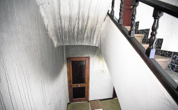 Así quedó el rellano del edificio de San Marcelino a causa del incendio.